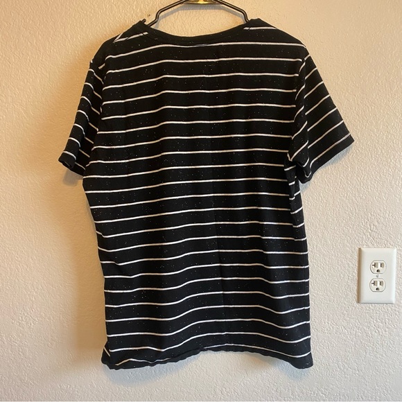 H&M XL Black and White Striped and Textured tshirt - Picture 2 of 4